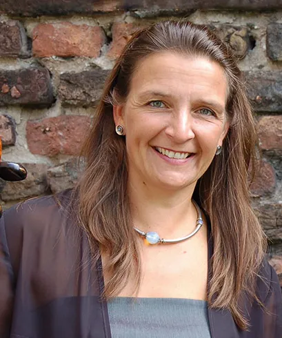 Portraitfoto deCellistin Katharina Apel