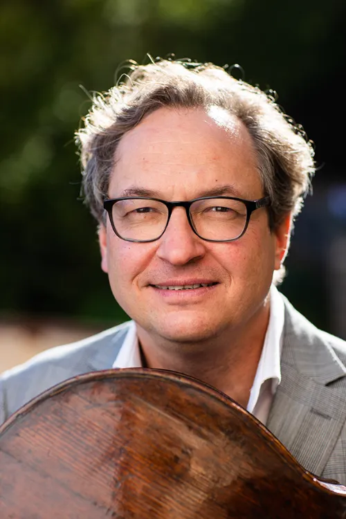 Portraitfoto des Cellisten Alexander Hülshoff